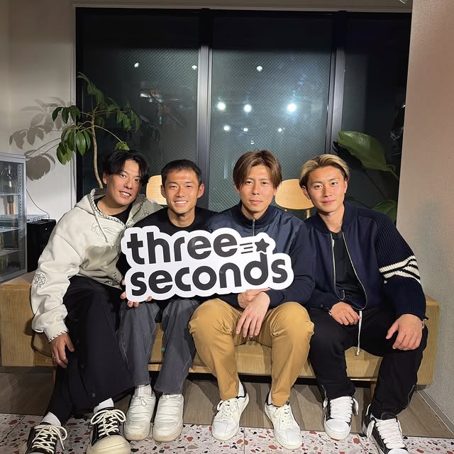 SB、そしてスリーセカンズへの想いを語らせてください。(長文ですが、最後まで読んでいただければ幸いです。) 私は幼少期を北関東の栃木で育ちました。 ちょうどJリーグ発足が小学校の時だったと思います。当時、Jリーグマスコットのバルーンが膨らみ、ヴェルディ川崎と横浜マリノスの試合が生放送されるのを、テレビの前で釘付けになったことを思い出します。 その後、猛烈なサッカーブームが訪れ、同級生のほとんどが